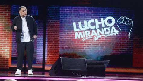 Retrato del comediante Lucho Miranda durante una de sus presentaciones en vivo, destacando su estilo cercano y provocador.