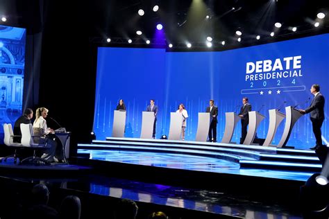 Foto: Alejandro Guillier en un debate presidencial