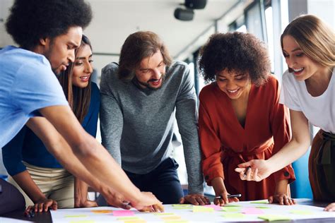 Personas trabajando en equipo con diversidad