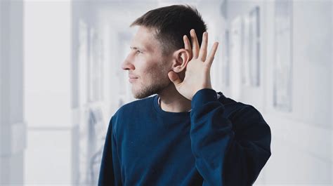 Ilustración de una persona con dificultad para escuchar en un ambiente ruidoso.