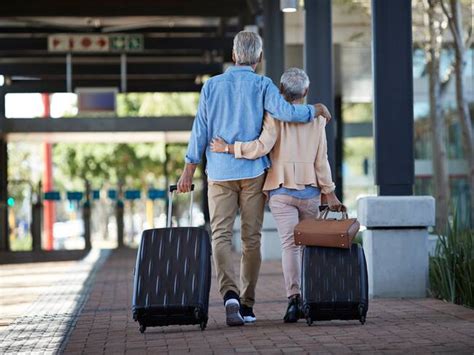 imagen: pareja jubilada viajando y disfrutando