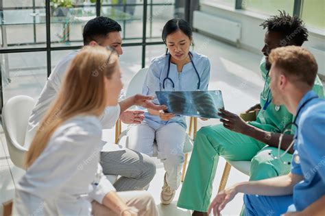 Esquema que muestra la interacción entre médicos, enfermeros, trabajadores sociales y familiares en el entorno domiciliario