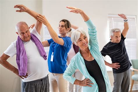 Foto de personas mayores participando en clases de gimnasia suave o baile.