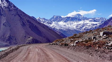 Carretera asfaltada que se convierte en camino de ripio en el Cajón del Maipo