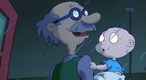 Abuelo Lou Pickles durmiendo en su mecedora mientras los bebés de Rugrats exploran