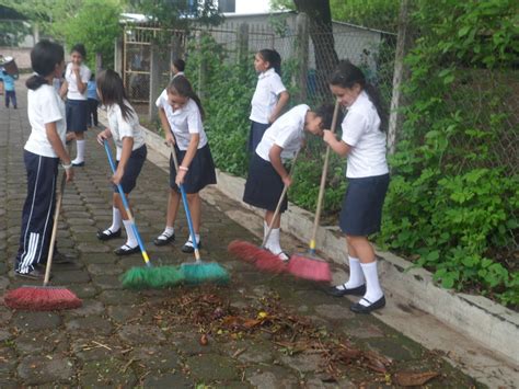 Alumnos participando en actividades de limpieza o mantenimiento en el liceo