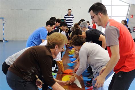 Imágenes de alumnos en diferentes talleres o actividades recreativas