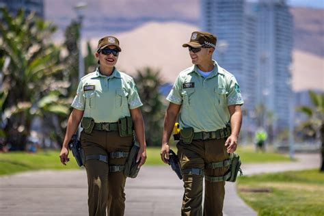 Foto de carabineros brindando asistencia a un adulto mayor en una zona rural