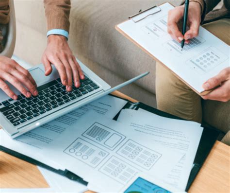 Tabla resumen de los requisitos y documentos necesarios para postular a los principales subsidios y programas de vivienda del SENAMA para adultos mayores.