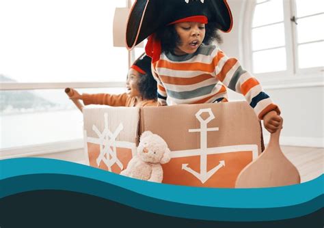 Niña jugando simbólicamente con una caja de cartón como si fuera un barco