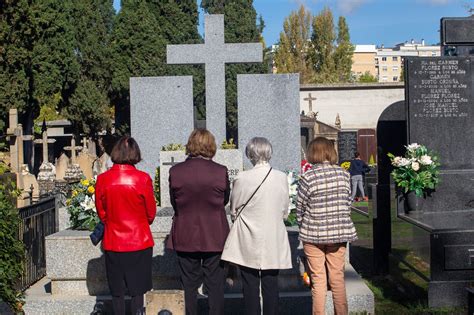Familias visitando a sus seres queridos en un centro de cuidado para adultos mayores