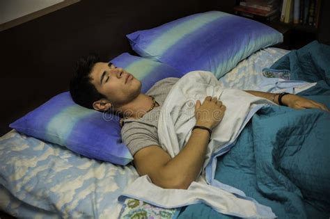 Hombre apuesto en una cama, representando al príncipe