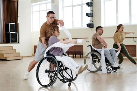 Bailarines en silla de ruedas en un escenario