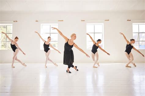 Bailarines de diferentes capacidades interactuando en una clase de danza