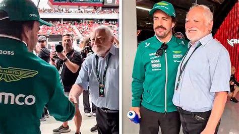 András Arató saludando en un evento, rodeado de gente que lo reconoce.