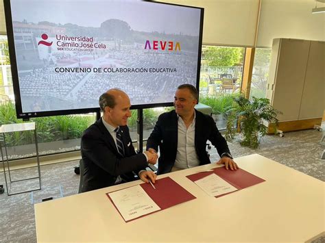 Fotografía de la firma del convenio entre SENAMA y Universidad Santo Tomás