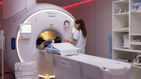 Equipo médico realizando una resonancia magnética cervical