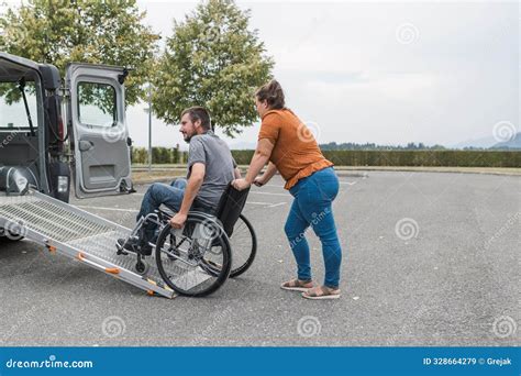 Foto de una persona en silla de ruedas conduciendo un vehículo adaptado