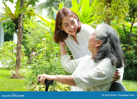 Foto de una familia cuidando a un adulto mayor en casa