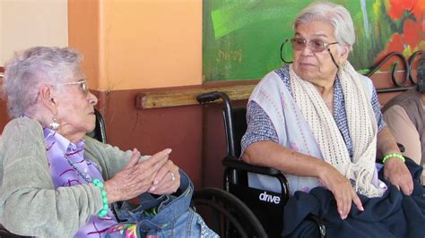 Personal del hogar de ancianos recibiendo donaciones de alimentos