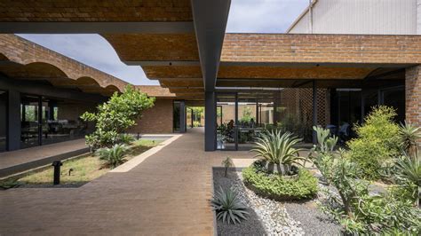 Imagen: zonas verdes y patio interior del centro
