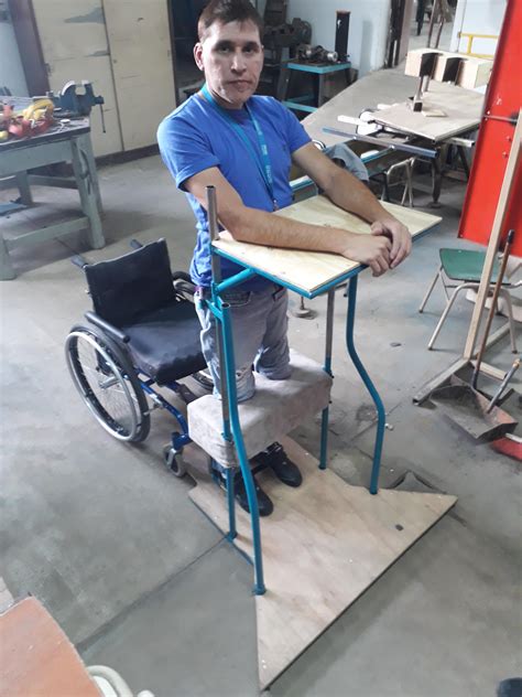 Ilustración de mobiliario escolar adaptado para niños con discapacidad motora (mesas regulables, sillas con soportes).