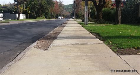 Diagrama de una ruta accesible en vereda con dimensiones