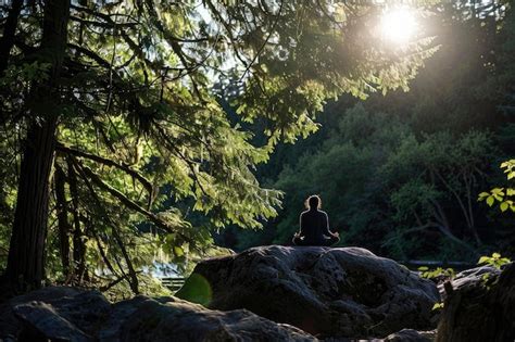 Imagen de una persona meditando en un entorno natural.