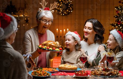 Familia multigeneracional celebrando la Navidad en un ambiente cálido y festivo