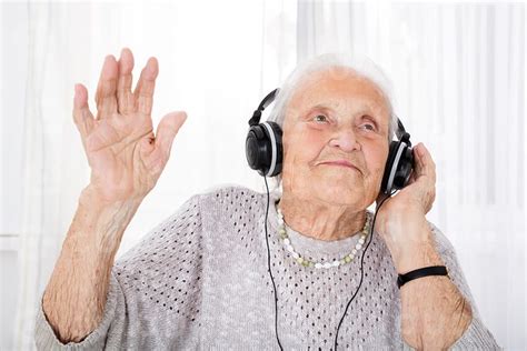 Persona mayor escuchando música tranquilizante en un hogar