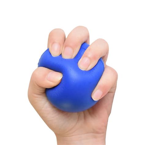 Foto de una persona mayor haciendo un ejercicio de agarre con una pelota antiestrés