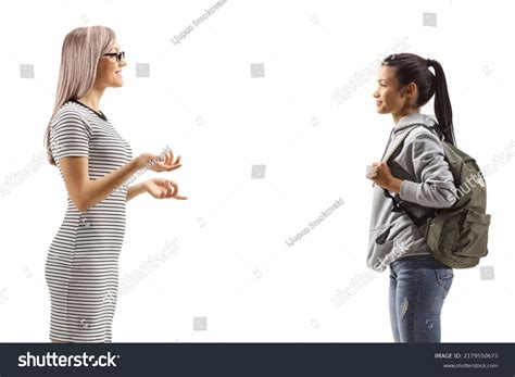 Dos personas de diferentes generaciones conversando amigablemente