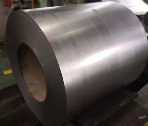 Imagen de primer plano de barra de acero esmaltado con pintura electrostática y barra de acero inoxidable
