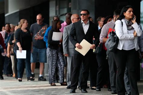 Imagen de una persona en apuros económicos buscando empleo o reflexionando sobre sus finanzas