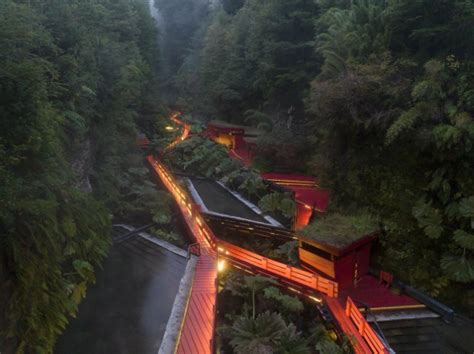 Diseño arquitectónico de las Termas Geométricas en un entorno natural
