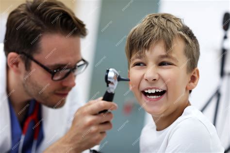 Foto de un otoscopio examinando un oído