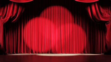 Diseño de una puesta en escena íntima para teatro de adultos mayores con elementos escenográficos sencillos.
