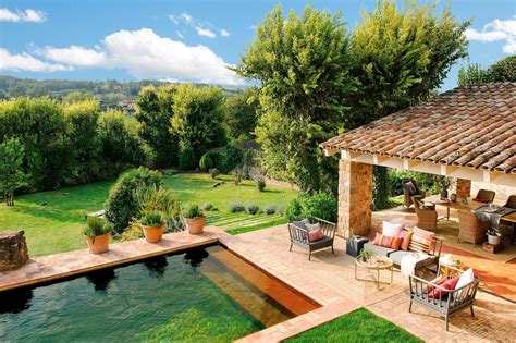 Casa de ensueño con piscina y jardín en un destino tropical