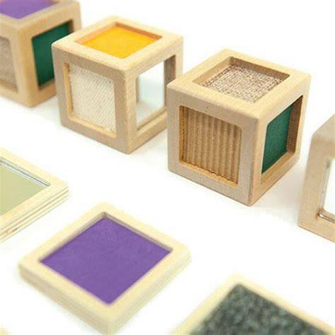 Ejemplos de cubos sensoriales decorados con texturas y colores