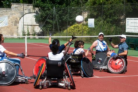Deportistas con diferentes discapacidades participando en un triatlón