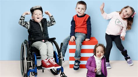 Niños con discapacidad múltiple jugando con juguetes adaptados