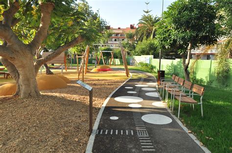 Foto: Parque urbano accesible con bancas y senderos para adultos mayores