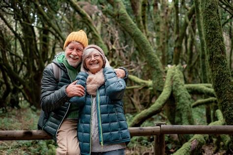 Foto de una pareja mayor disfrutando de actividades al aire libre