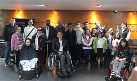 Foto de un grupo de personas con discapacidad creando arte en un taller