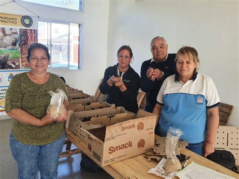 Foto de productores locales en San José de Maipo vendiendo artesanías y miel