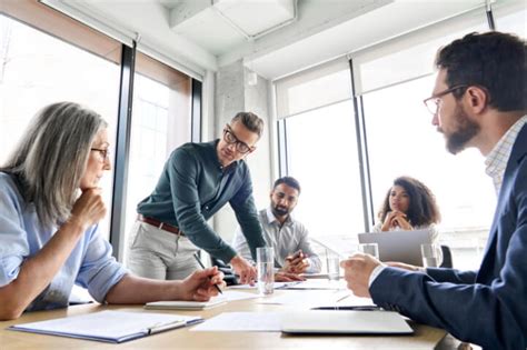 Equipo de trabajo en oficina de SENAMA