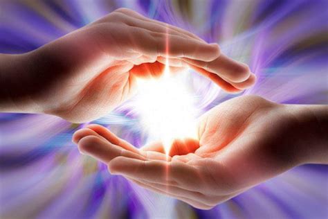 Símbolo del Reiki con manos sanadoras y luz energética
