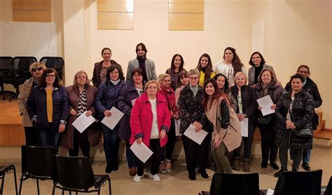 Grupo de personas recibiendo certificados de un curso de cuidadores