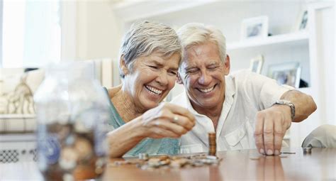 Fotografía temática de pensionados disfrutando de beneficios de recreación o convenios de turismo en centros vacacionales