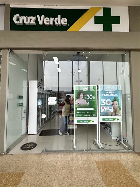 Foto: Representantes de Caja Los Héroes, Farmacias Cruz Verde y autoridades durante el lanzamiento de la alianza